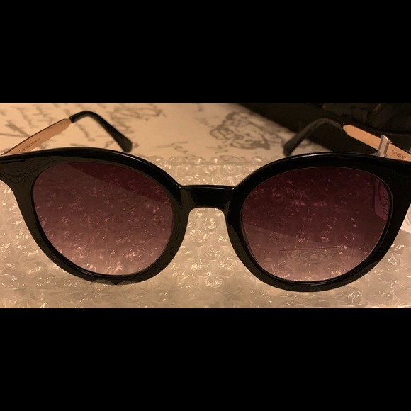 OSCAR BY OSCAR DE LA RENTA. 100% UV protection. - Picture 2 of 5